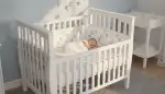 Geborgenheit im Babybett: Geflochtene Bettumrandungen