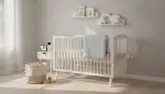 Ordnung im Kinderzimmer: Babybett mit Stauraum