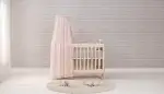 Zauberhafter Schutz und Märchenflair: Entdecke den beliebten Betthimmel Vintage White in zartem Rosa